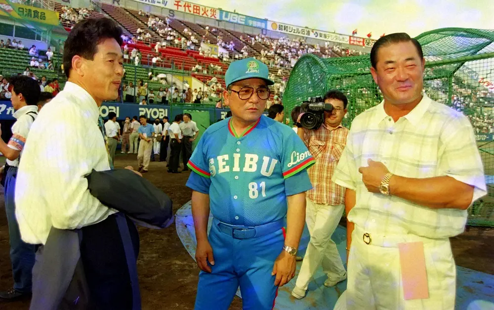 1994年、オールスターの試合前に西武・森監督（中央）の元を評論家として訪れた張本勲氏（右）と村田兆治氏
