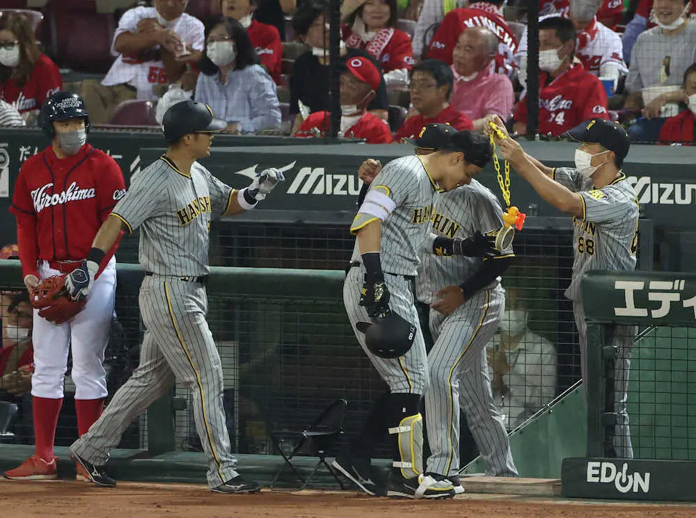 【画像・写真】【阪神・矢野監督語録】20号の佐藤輝に「来年以降は本塁打王争いする打者になってもらいたい」