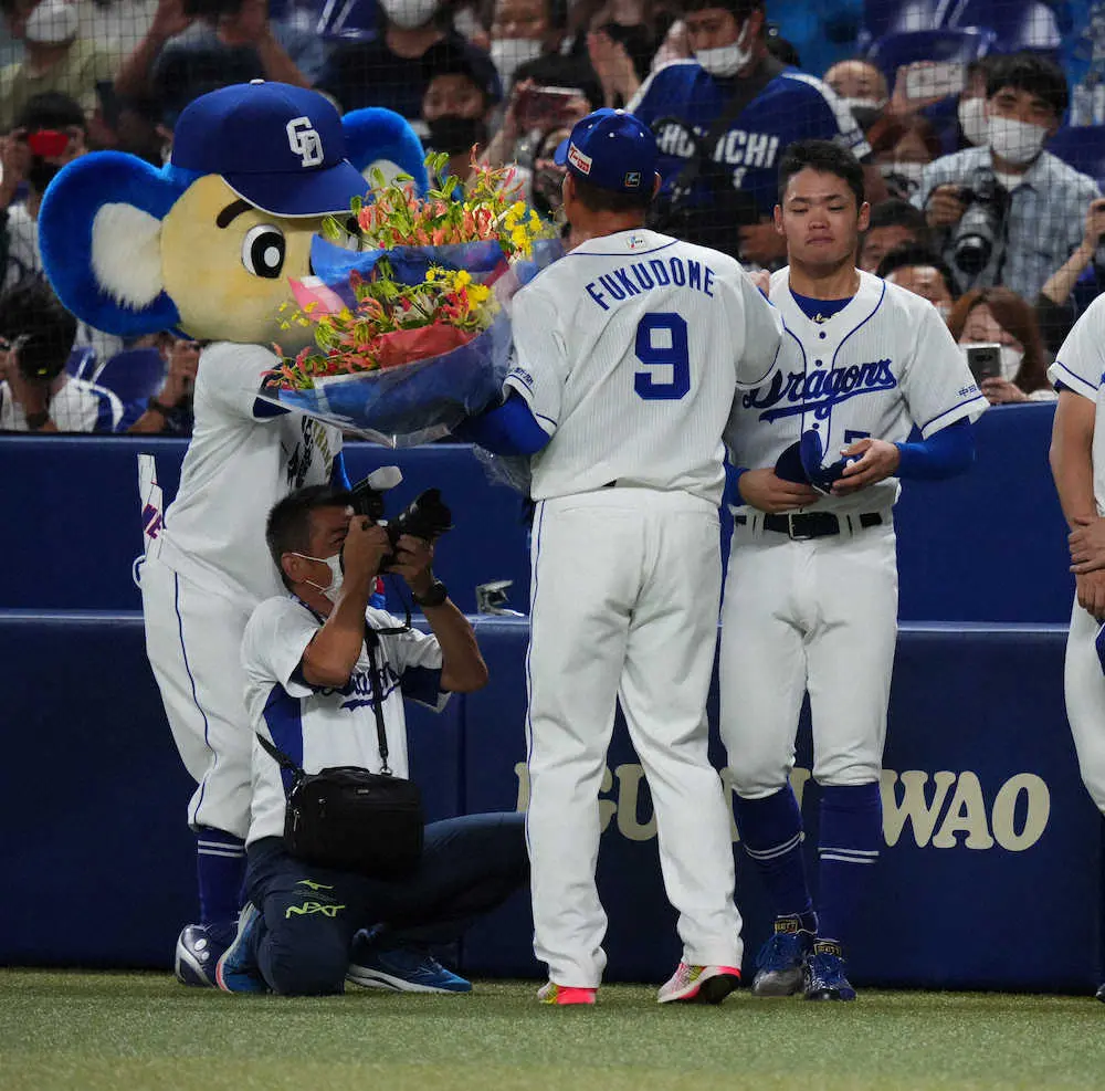 【画像・写真】中日・根尾の涙　引退福留への思いつづる「野球を始めるきっかけが福留さんでした」