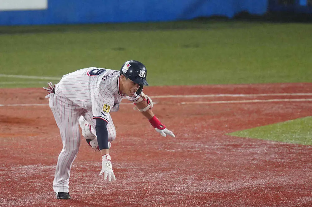 【画像・写真】ヤクルト塩見にアクシデント　初回の攻撃終え途中交代　走塁中に足滑らせたことが影響か