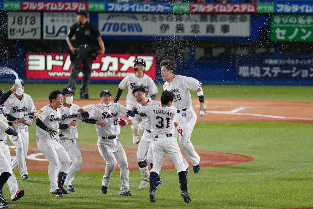 【画像・写真】ヤクルトが劇的サヨナラ勝ちでリーグ2連覇　ドラ2の丸山和が決めた　新人史上初のV決定サヨナラ打