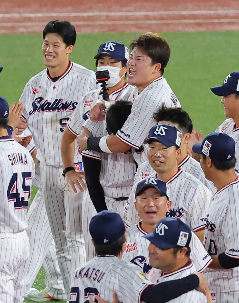 【画像・写真】ヤクルト村上　号泣するキャプテン山田の頭をなで…熱い抱擁　ほほ笑ましい姿に「グッと来ちゃう」「尊い」