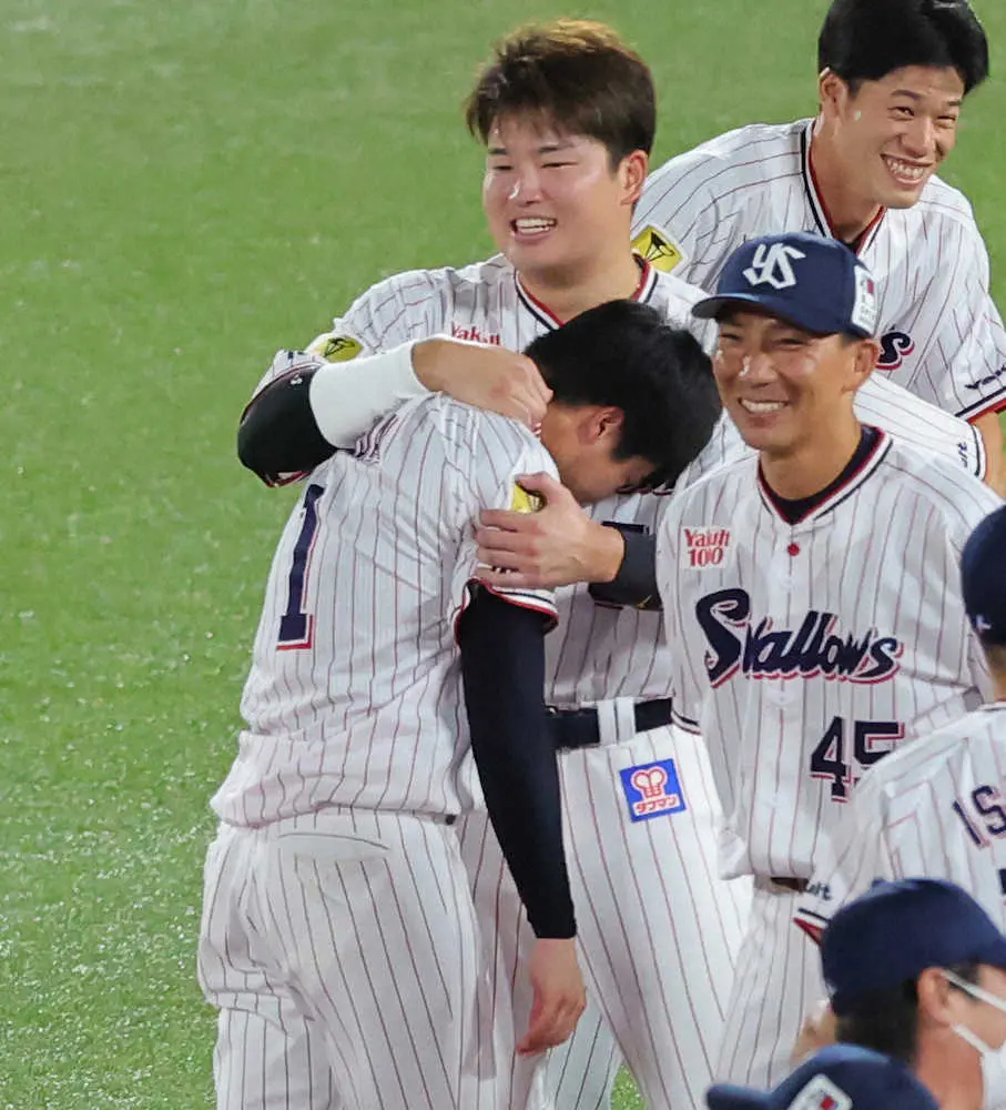 【画像・写真】ヤクルト連覇達成!主将・山田の大号泣がネットで話題「村上の胸で泣くとか感動」「もらい泣きするって」
