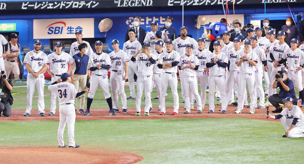 【画像・写真】ヤクルト田口　“ひとり4連覇”達成で勝利の舞　ファン爆笑も「ファンサ素晴らしい」「キャラクター好き」