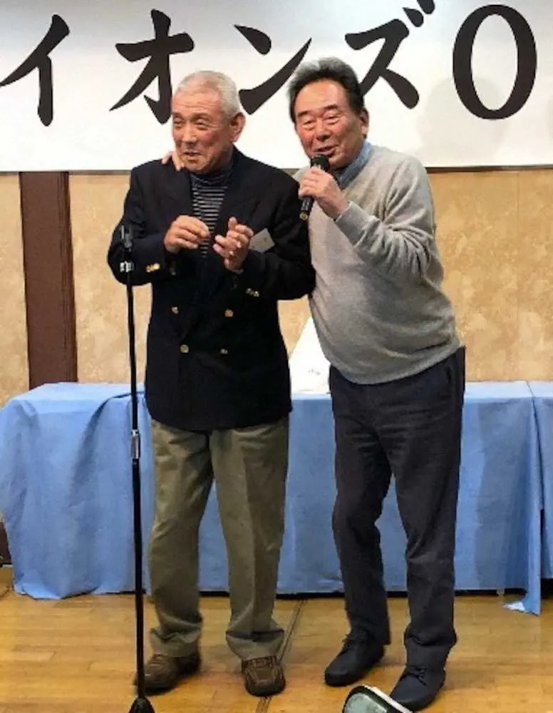 18年12月、ライオンズOB会忘　年会であいさつする池永正明さん（左）と東尾修氏