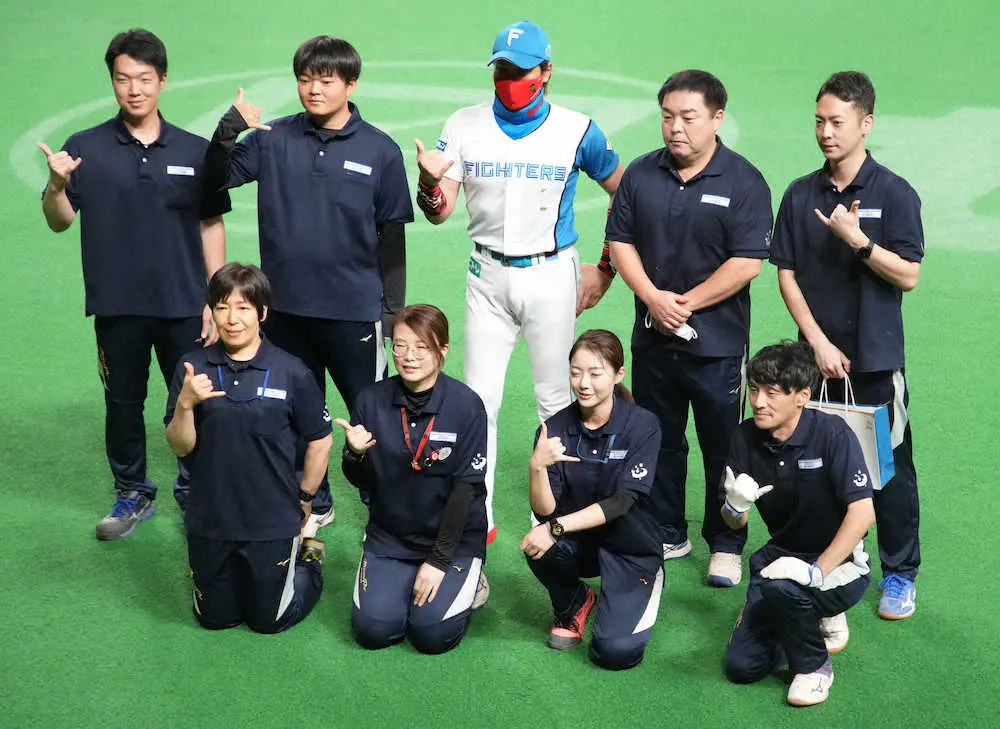 【画像・写真】日本ハム・新庄監督　19年間使用した札幌ドームのグラウンドキーパーに感謝の挨拶