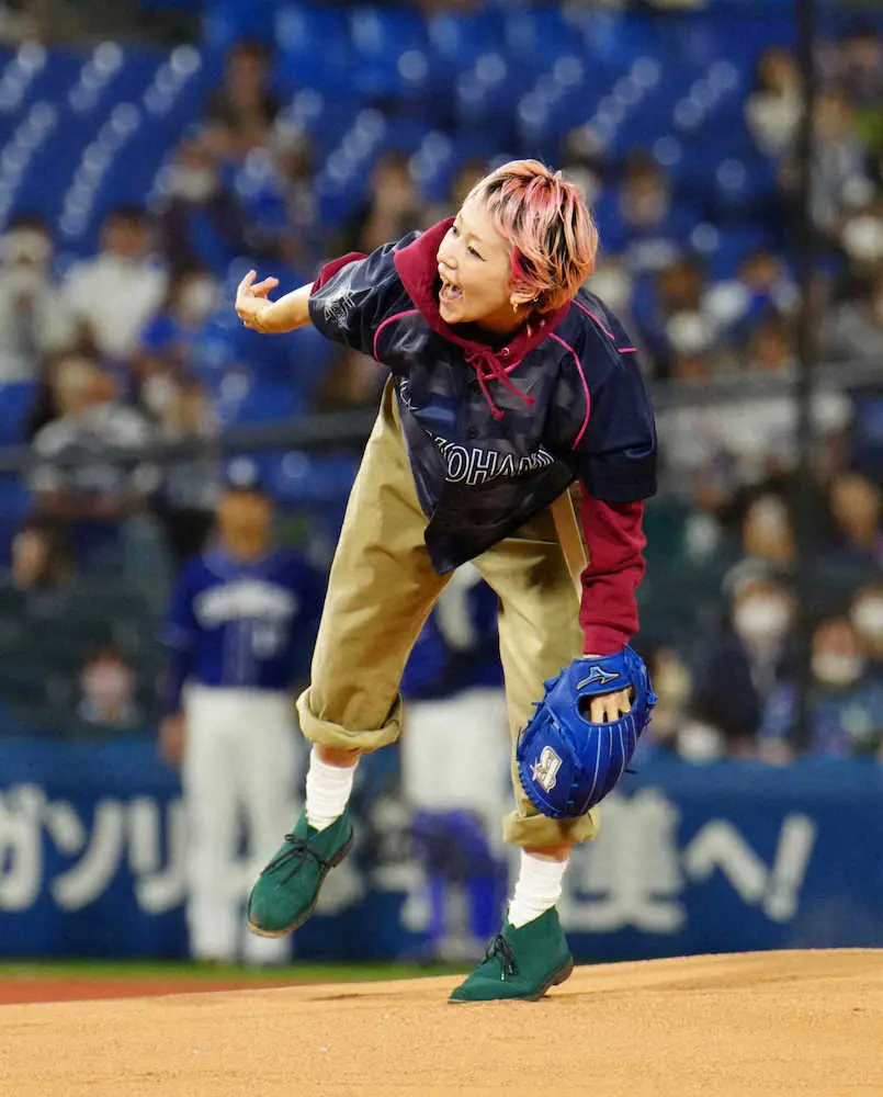 【画像・写真】木村カエラがハマスタ・DeNA―中日戦で始球式　ワンバウンドにも笑顔