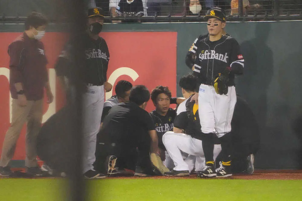 【画像・写真】ソフトバンク柳田が右翼フェンスに後頭部を強打し途中交代