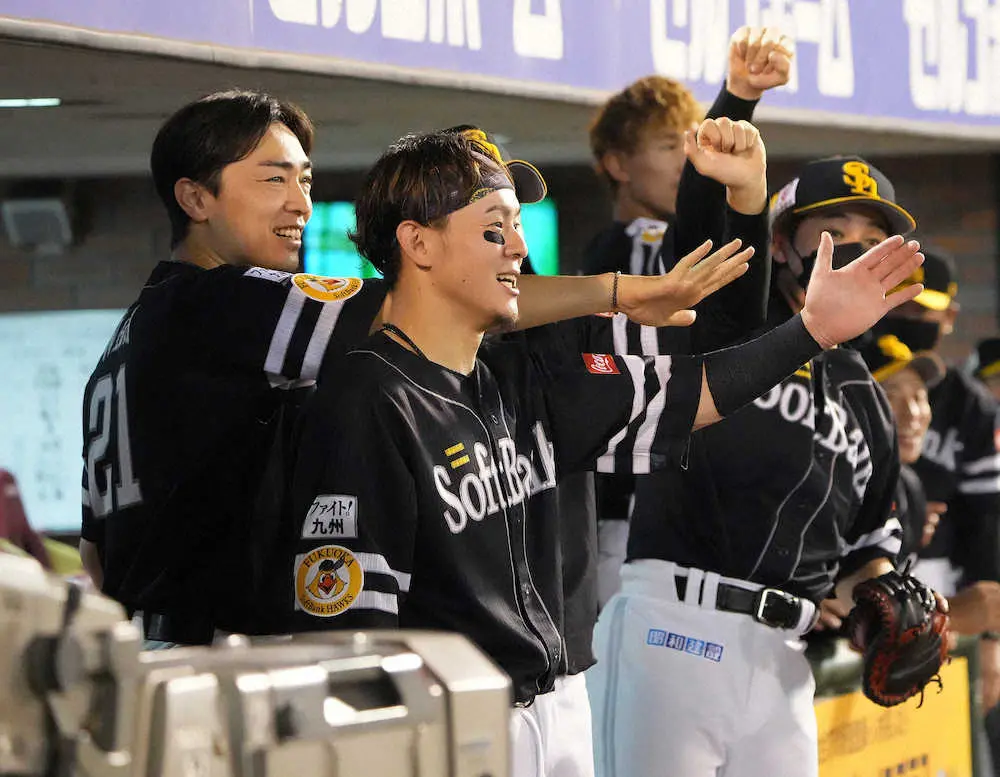 【画像・写真】ソフトB　連勝でついにM1！2位オリックスの結果待ち　楽天生命パークのビジョンでオリ戦中継