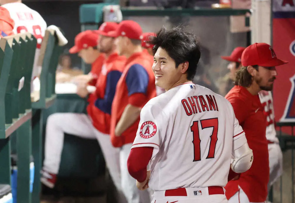 【画像・写真】大谷翔平　ベンチでチームメートにいたずらしてニヤリ　前日8回2死まで無安打快投も、疲労見せず笑顔