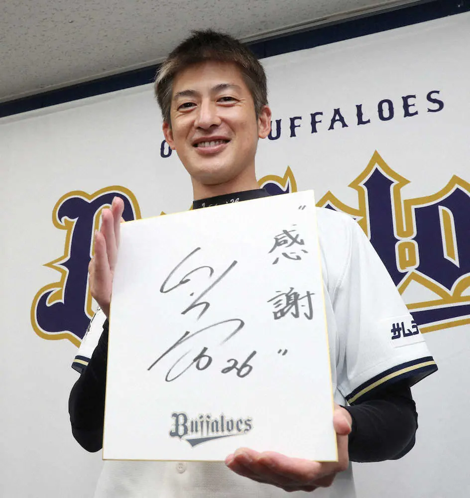 感謝」の言葉を記した色紙を手にする能見（撮影・坂田 高浩 