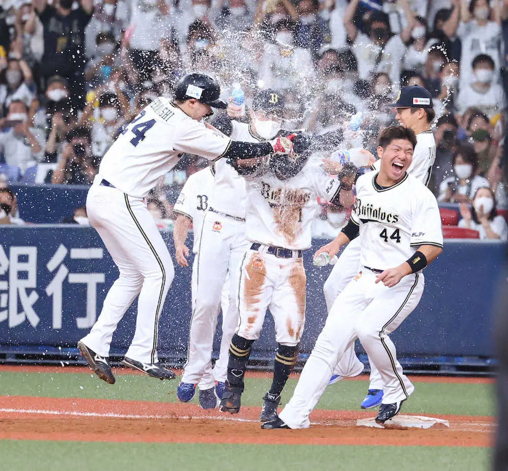 【画像・写真】オリックス・中嶋監督マジックで劇的サヨナラ!　9回2死三塁で福田がドラッグバント→神走塁で決めた