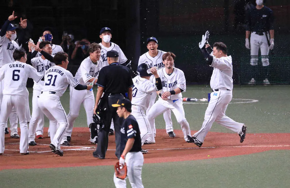 【画像・写真】西武・山川サヨナラ弾にオリファンも歓喜!ソフトB優勝阻止に「神様、仏様、山川様」「頭が上がらない」