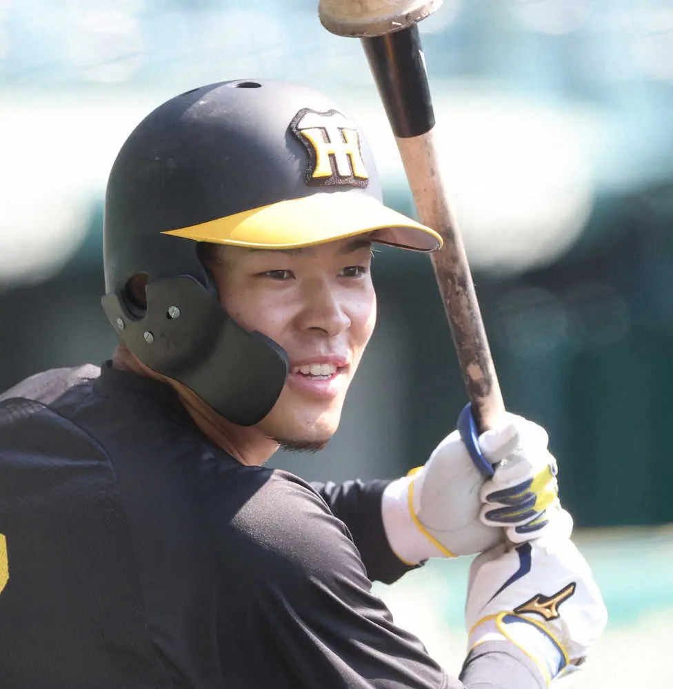 【画像・写真】笑顔で練習にのぞむ佐藤輝（撮影・大森　寛明）　