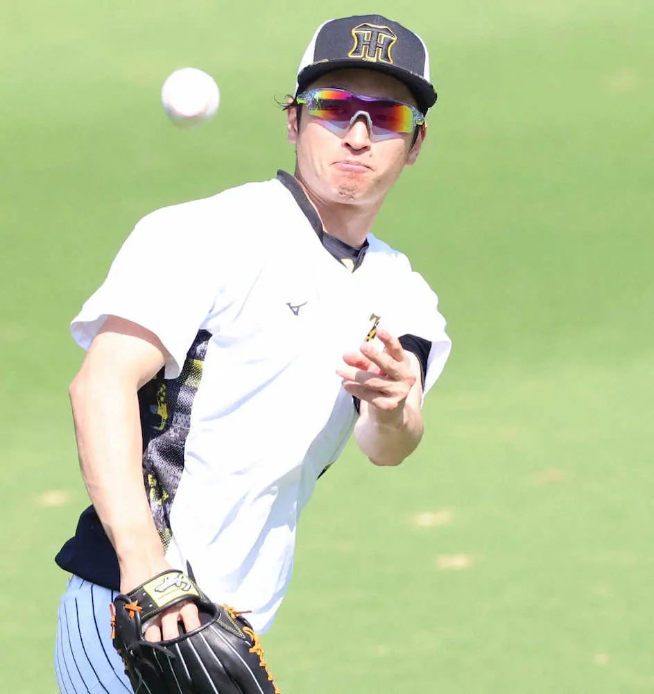 【画像・写真】軽快な動きでボールを投げる近本（撮影・北條　貴史）