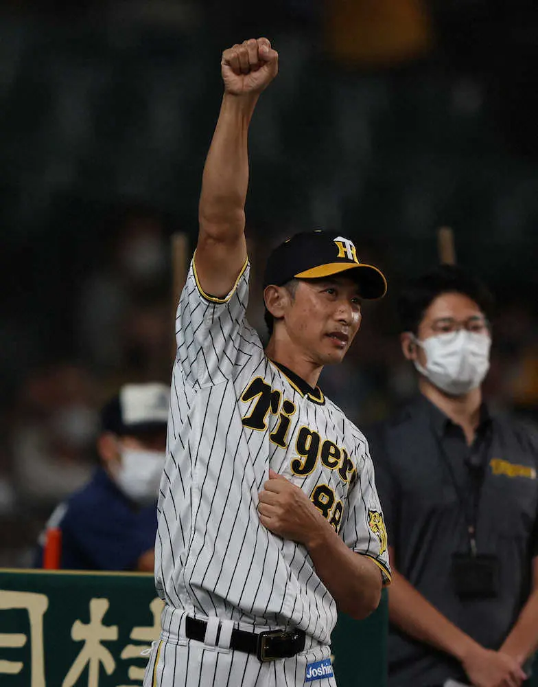 【画像・写真】セレモニーを終え、ベンチへ下がる矢野監督が右手を高く突き上げる（撮影・岸　良祐）