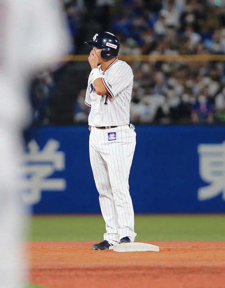【画像・写真】ヤクルト内川　涙の左翼線適時二塁打！現役最後の第2打席　4回守備に就き交代…村上号泣、坂口も涙