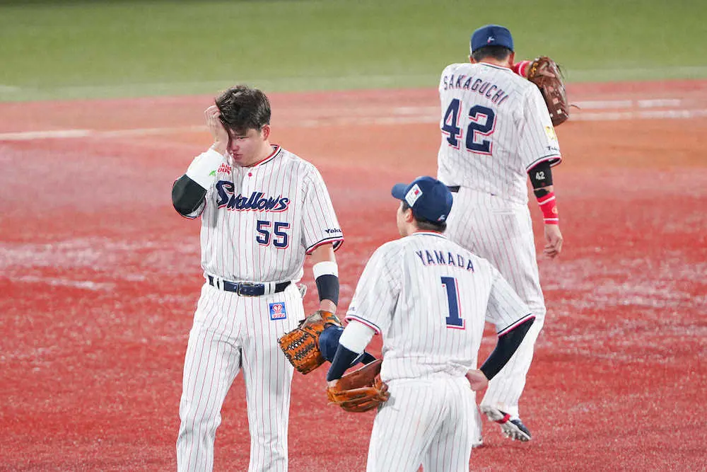 【画像・写真】ヤクルト内川＆坂口“イチ流の別れ”村上、塩見ら号泣…DeNAベンチも総立ち　2打席終え守備に就き交代