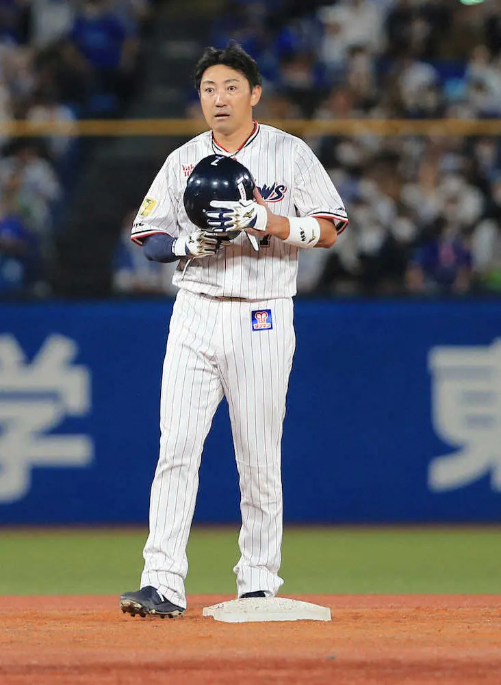 【画像・写真】＜ヤ・D25＞3回、内川が左線に適時二塁打を放ち塁上で涙（撮影・篠原岳夫）
