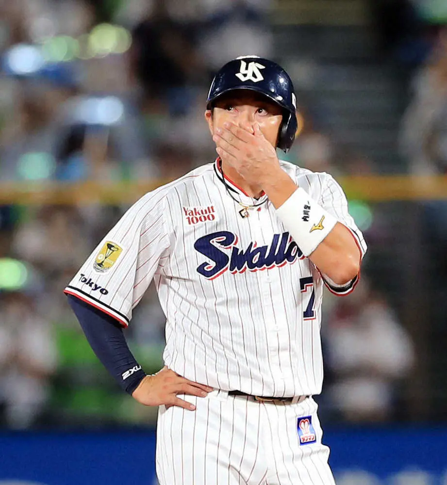 【画像・写真】＜ヤ・D25＞3回、同点の適時二塁打を放ち、塁上で涙ぐむ内川（撮影・久冨木　修）　　　　　　　