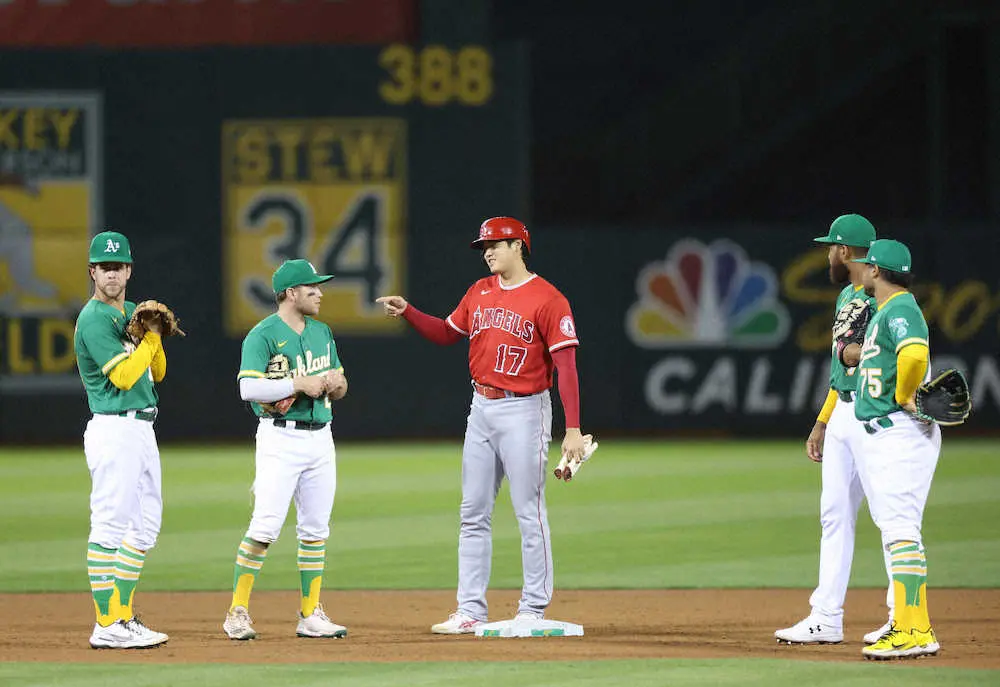 【画像・写真】やっぱり大スター！二塁打の大谷翔平をア軍内野陣が取り囲み「大谷ファンクラブ」「話したいよね」