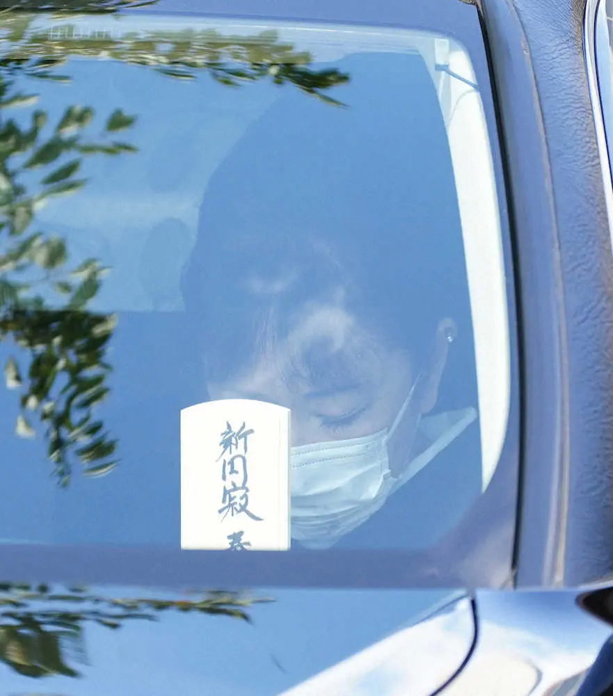 【画像・写真】＜六代目三遊亭円楽さん告別式＞位牌を手に移動する夫人（撮影・郡司　修）