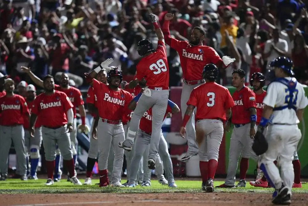 【画像・写真】WBC出場を決めて喜ぶパナマの選手たち（AP）