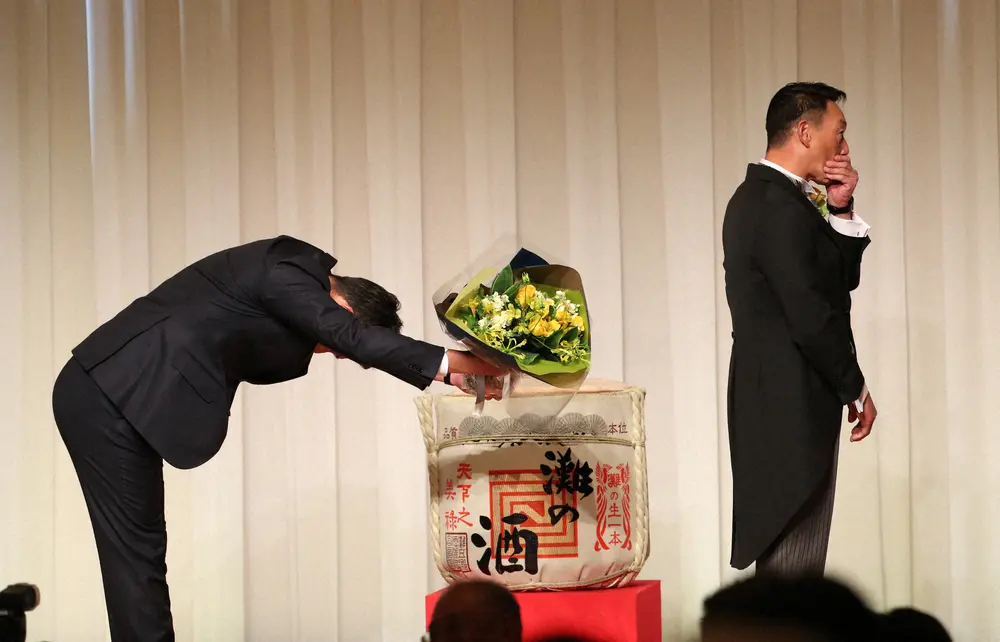 ＜野球殿堂入りを祝う会＞花束を渡そうとする新井貴浩氏（左）にそっぽを向く金本氏（撮影・奥　調）