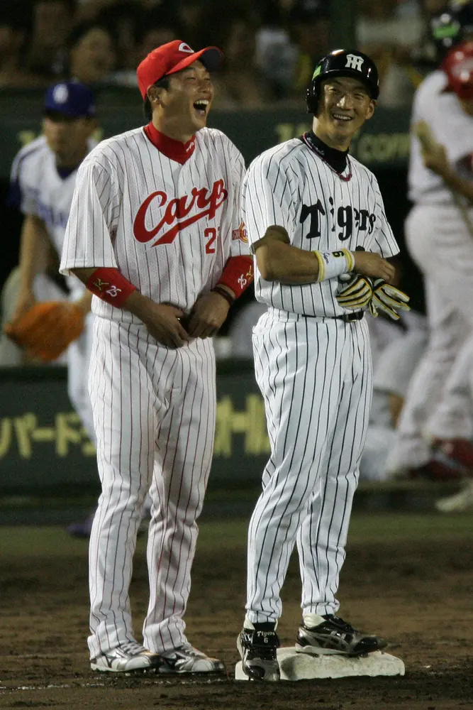 2005年のオールスターで、ベースコーチの広島・新井貴浩内野手（左）と笑顔で話す阪神・金本知憲外野手（撮影・椎名航）