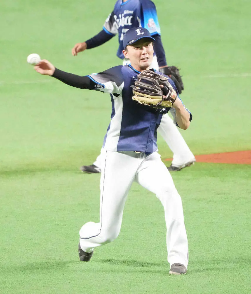 【画像・写真】守備練習する源田（撮影・岡田　丈靖）