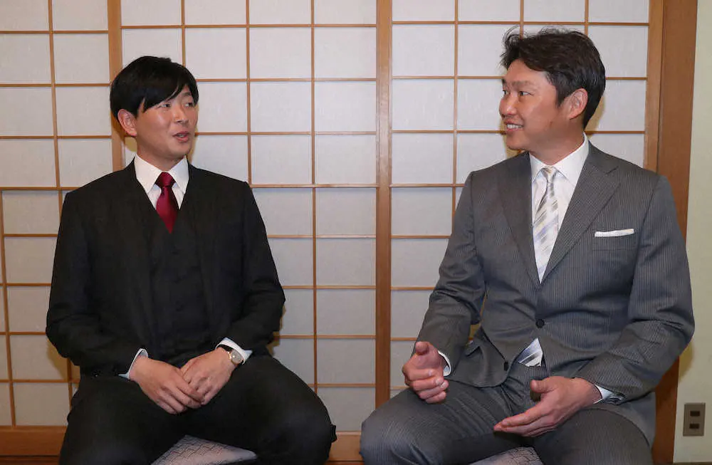 今年のスポニチ正月企画で対談する広島・大瀬良大地投手（左）と新井貴浩氏