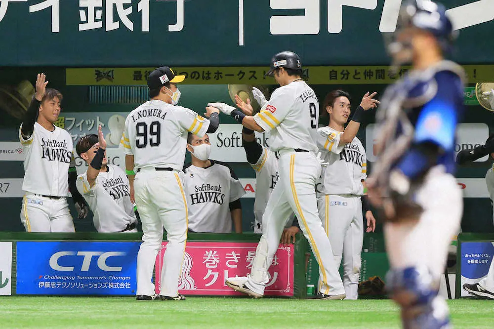 【画像・写真】ソフトB柳田、右越え3ランに「角度がついた」　33歳最後の試合でチーム鼓舞する“3試合連続弾”