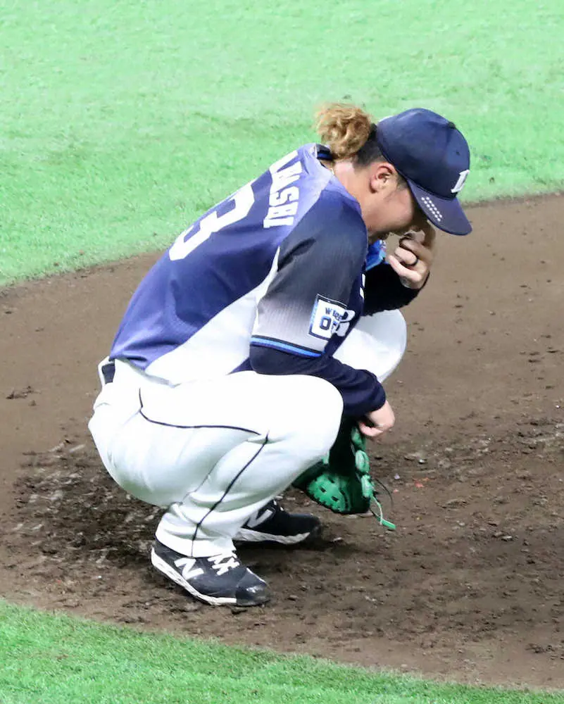 【画像・写真】西武・高橋光成　痛っ！左膝に“痛烈”打球直撃　一時苦もんの表情も…すぐさま立ち直る