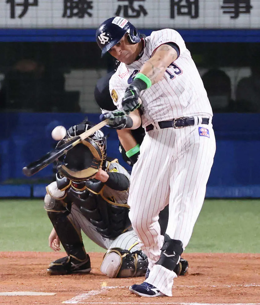 【画像・写真】ヤクルトいきなり先制パンチ！　オスナが初回3ラン　哲人＆村上連続四球の後で西勇からドカン