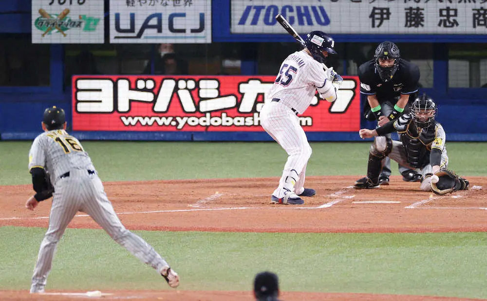 【画像・写真】ヤクルト・村上　第1打席は四球　フルカウントから冷静に見極め　セCSファイナルS第1戦
