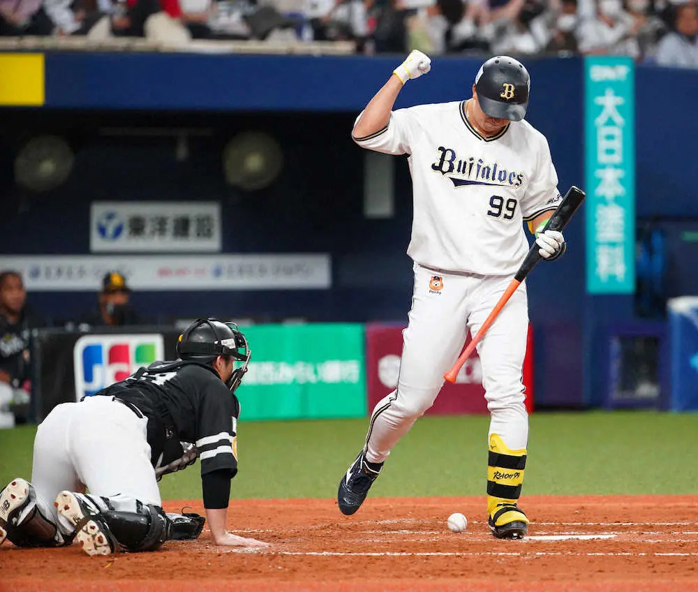 【画像・写真】ラオウで先制！オリックス・杉本、押し出し四球を選びガッツポーズ　由伸も歓喜