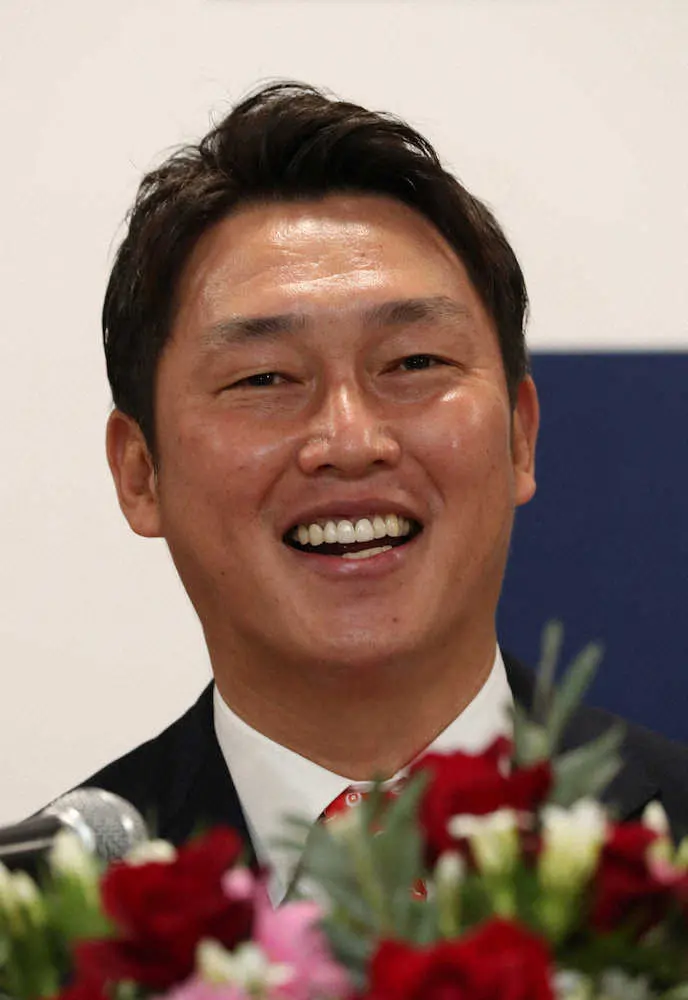 【画像・写真】“新井節”全開！　広島新監督就任会見で呼び方聞かれ「新井さんで全然いい。ダメなら、ラスボスとか？」