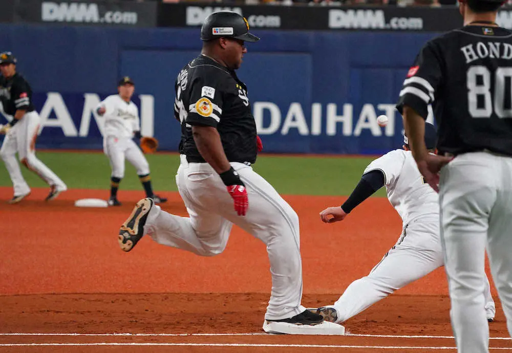 【画像・写真】ソフトバンク、初回に先制点もぎ取った！　デスパイネ、遊ゴロの併殺打コースも執念の全力疾走