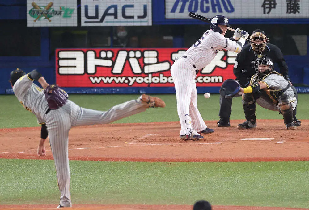 【画像・写真】ヤクルト・村上　第1打席は大雨で38分間中断後に四球、CSファイナル5打席目で早くも3個目