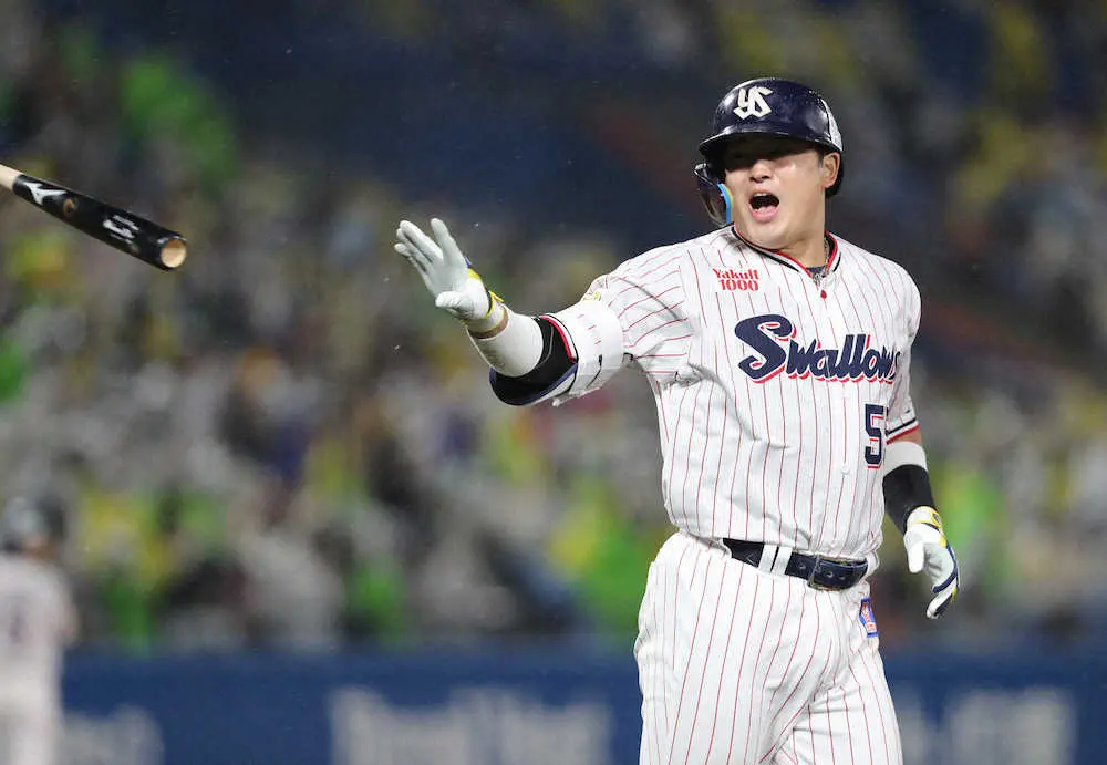 【画像・写真】ヤクルト・村神様　CS1号　逆方向に逆転V2ラン　雨で冷えた神宮沸かす連勝