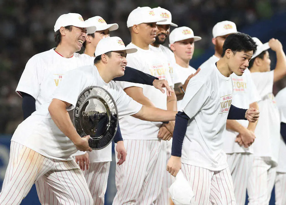 【画像・写真】世紀のずっこけから1年…ヤクルト塩見、今年もMVPならず　でも、その手にはなぜかMVPボードが