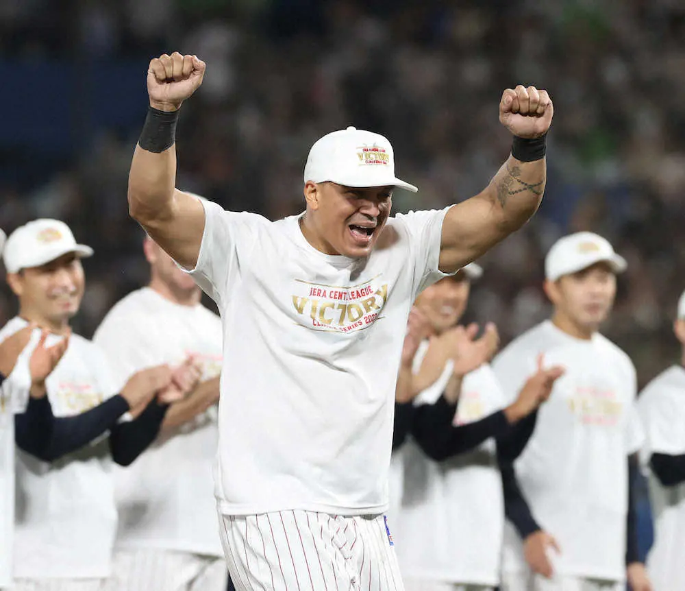 【画像・写真】ヤクルト・オスナがMVP!　3戦2発5打点大暴れ「MVPという形につながったのはうれしい」