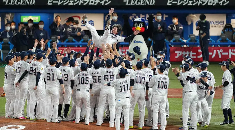 【画像・写真】ヤクルト・高津監督、高くて「怖い」…でも「うれしい」神宮の夜空5度舞い