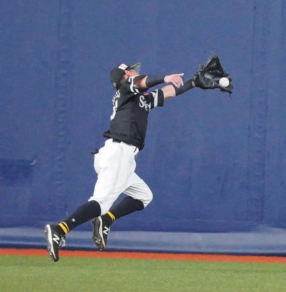 【画像・写真】ソフトB・牧原大　超絶ファインプレーでトレンド入り！ファン衝撃「守備範囲エグい」「今年一番のプレー」