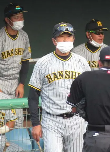 【画像・写真】フェニックス・リーグで指揮を執り、選手交代を告げる平田2軍監督