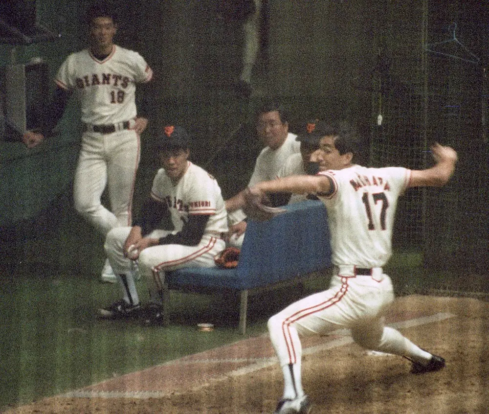 【画像・写真】1990年のスクープ撮！日本シリーズ合宿で、報道陣立ち入り禁止のブルペンでは、第1戦先発が予想される槙原が、桑田、斎藤が見守る中で気合の入った投球練習をしていた