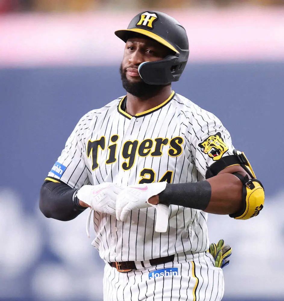 【画像・写真】阪神・ロハス＆ロドリゲスが帰国、退団へ　ロハス「期待に満足に応えることできず本当に悔しい」