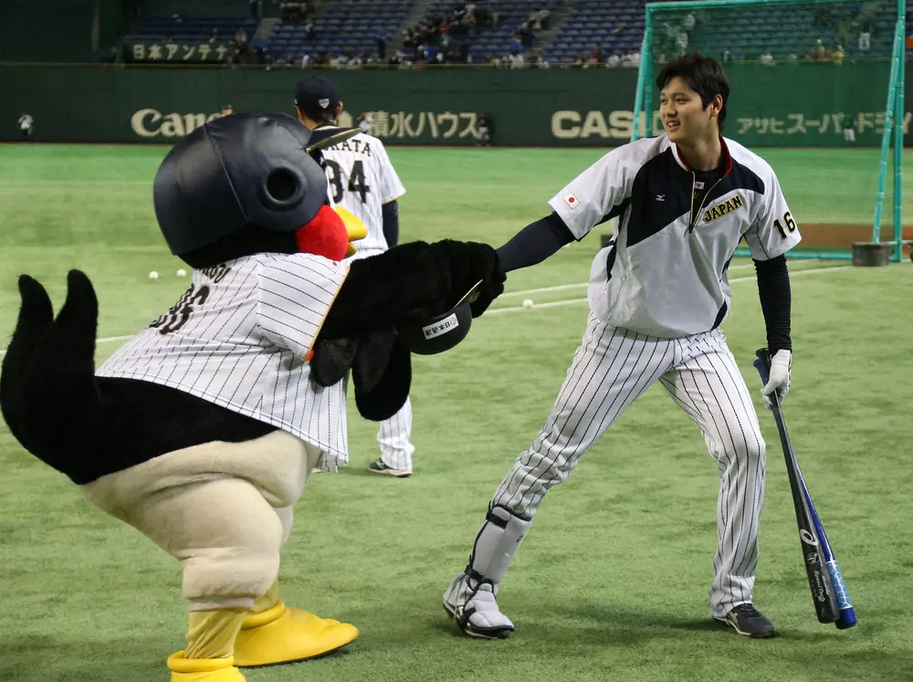 【画像・写真】16年、侍ジャパンの強化試合前につば九郎からいたずらされる大谷