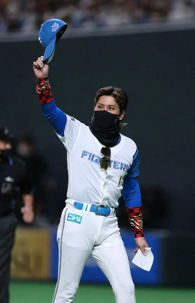 【画像・写真】新庄監督にファンから“お願い”続々…「近藤選手を残留させて」「江越選手を打てるようにしてあげて」