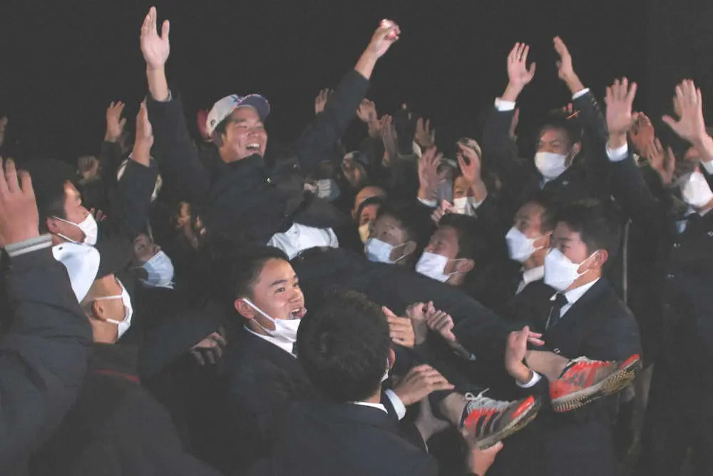 【画像・写真】【ドラフト会議】奥尻島出身46年ぶり指名、ヤクルト4位の知内・坂本「これから島の方々に恩返ししたい」